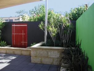Natural Tamala Limestone Capping has complemented this garden wall. Natural Tamala Limestone Capping has complemented this garden wall.
