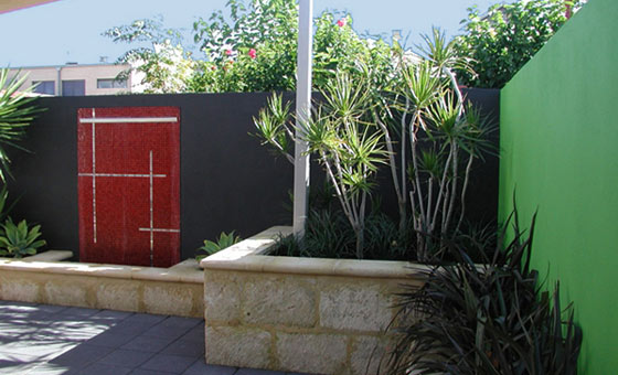 Natural Tamala Limestone Capping has complemented this garden wall.